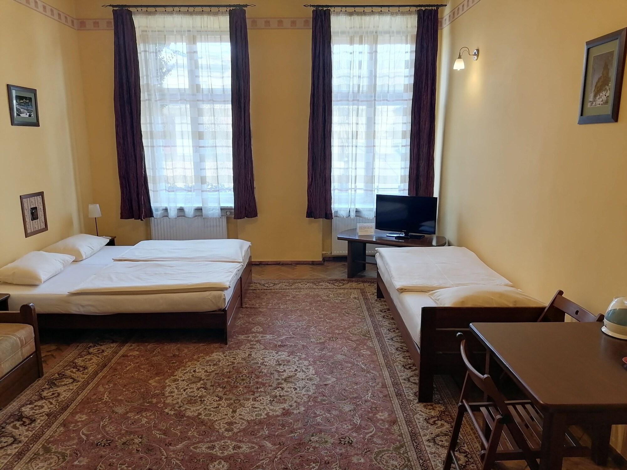 Globtroter Guest House Krakow Bagian luar foto